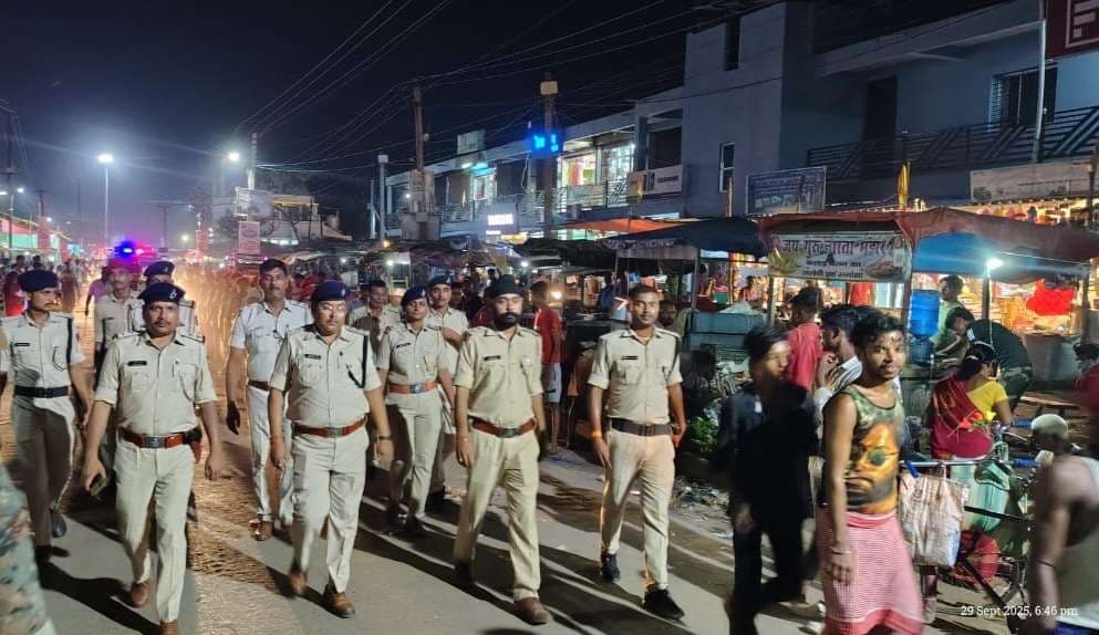 पुलिस ने फ्लैग मार्च निकाल कर दिया शांति सुरक्षा का संदेश