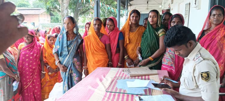 जीविका  दीदियों ने ग्रुप सीएम व भीइओ के विरुद्ध थाने में दिया आवेदन