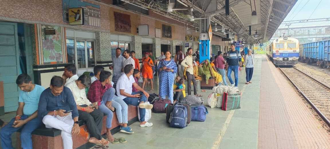 Deoghar news : दुर्गा पूजा को लेकर जसीडीह स्टेशन व ट्रेनों में आरपीएफ ने बढ़ायी सुरक्षा