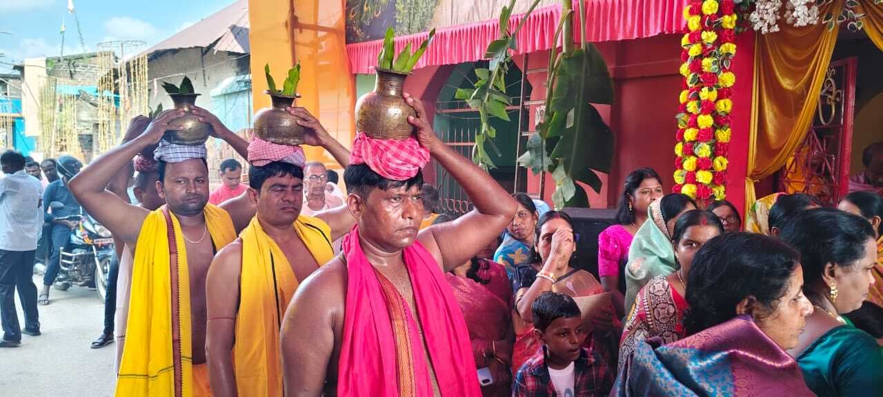 दुर्गा मंदिरों व पंडालों में नवपत्रिका स्थापित