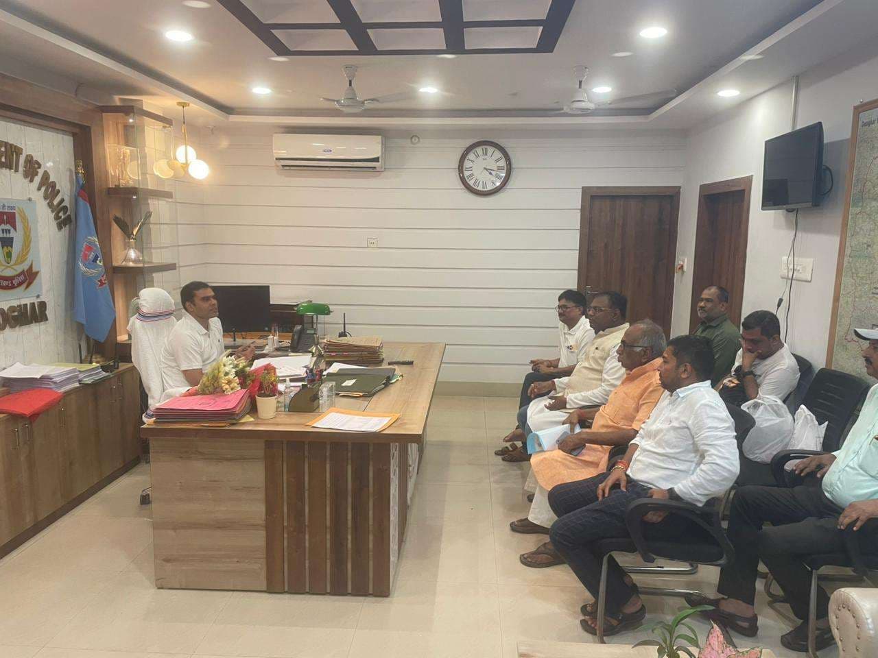 Deoghar news : एसपी से चेंबर के सदस्यों ने की मुलाकात, लक्ष्मी मार्केट व मीना बाजार में पुलिस पिकेट खोलने की मांग