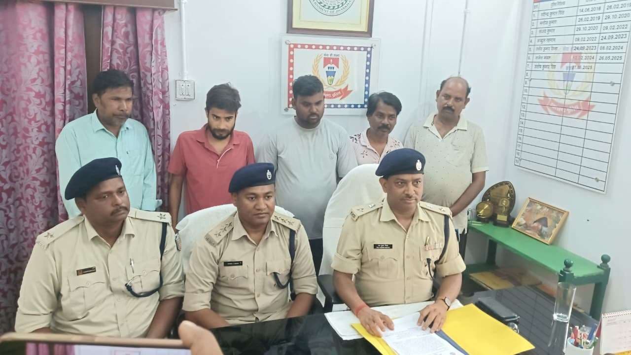 बंद मकान दिखाकर 89 लाख की ठगी, एक महिला समेत छह आरोपी गिरफ्तार