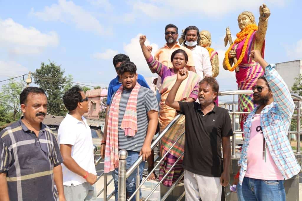 भाजपा कार्यकर्ताओं ने की फूलो-झानो चौक की सफाई