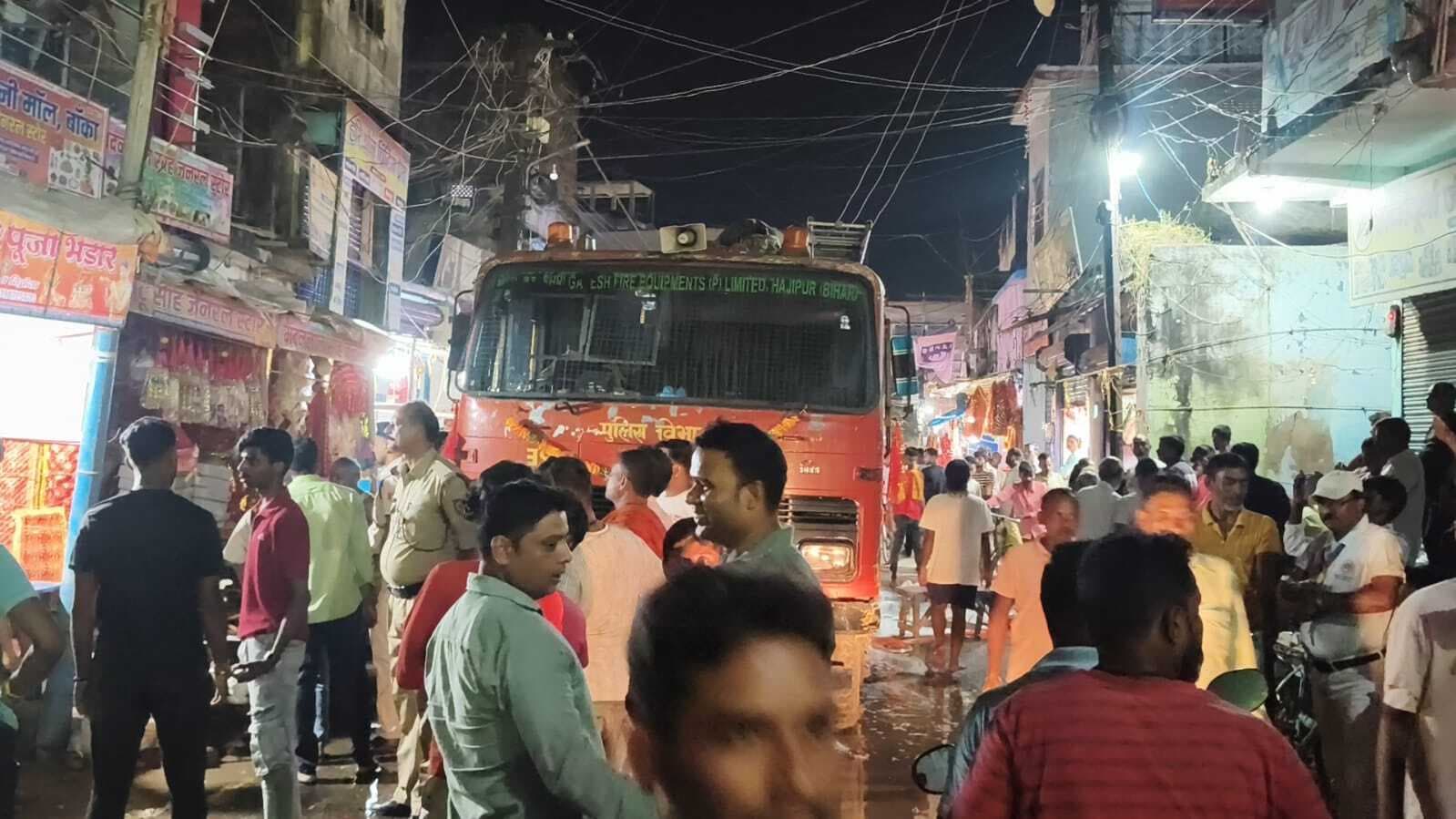 शहर के बीचों-बीच स्थित कपड़ा गोदाम में लगी भीषण आग, हजारों मूल्य का कपड़ा हुआ खाक