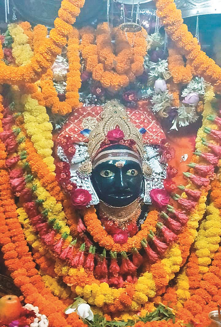 Gopalganj News : मां सिंहासनी के दर्शन कर भावविभोर हुए भक्त, हजारों की उमड़ी भीड़