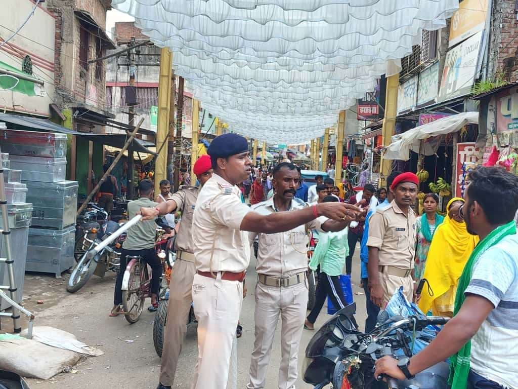 वनवे ट्रैफिक नियम तोड़ने पर दर्जनों वाहन चालकों से वसूले 52 हजार रुपये