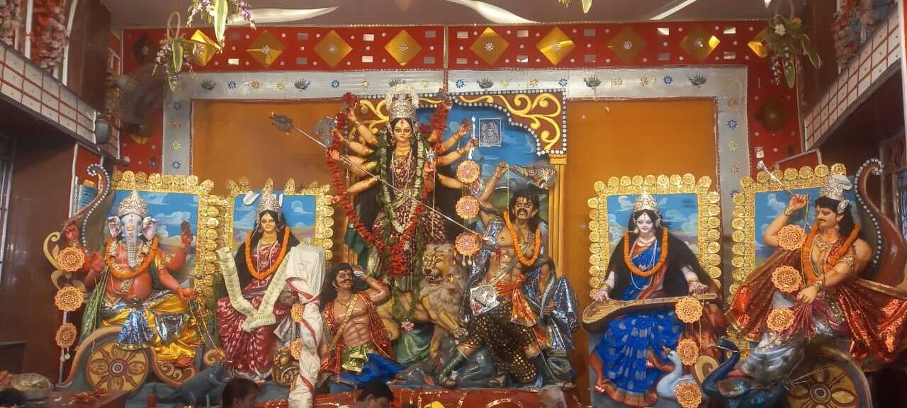 मंदर व पंडालों के पट खुलते ही श्रद्धालुओं की उमड़ी भीड़