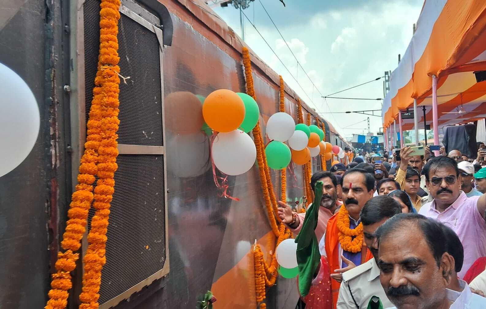 Darbhanga News: अजमेर शरीफ के लिए रवाना हुई अमृत भारत एक्सप्रेस