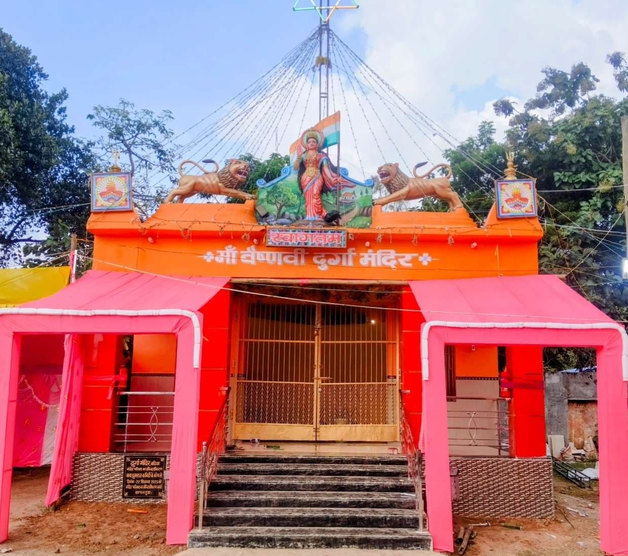 बटिया स्थित माता का मंदिर को भव्य रूप सजाया