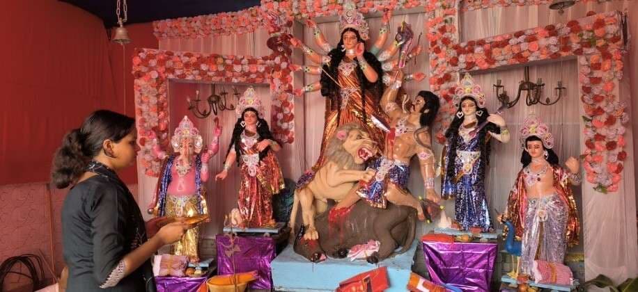 Giridih News :खुले पूजा पंडालों के पट, उमड़े श्रद्धालु