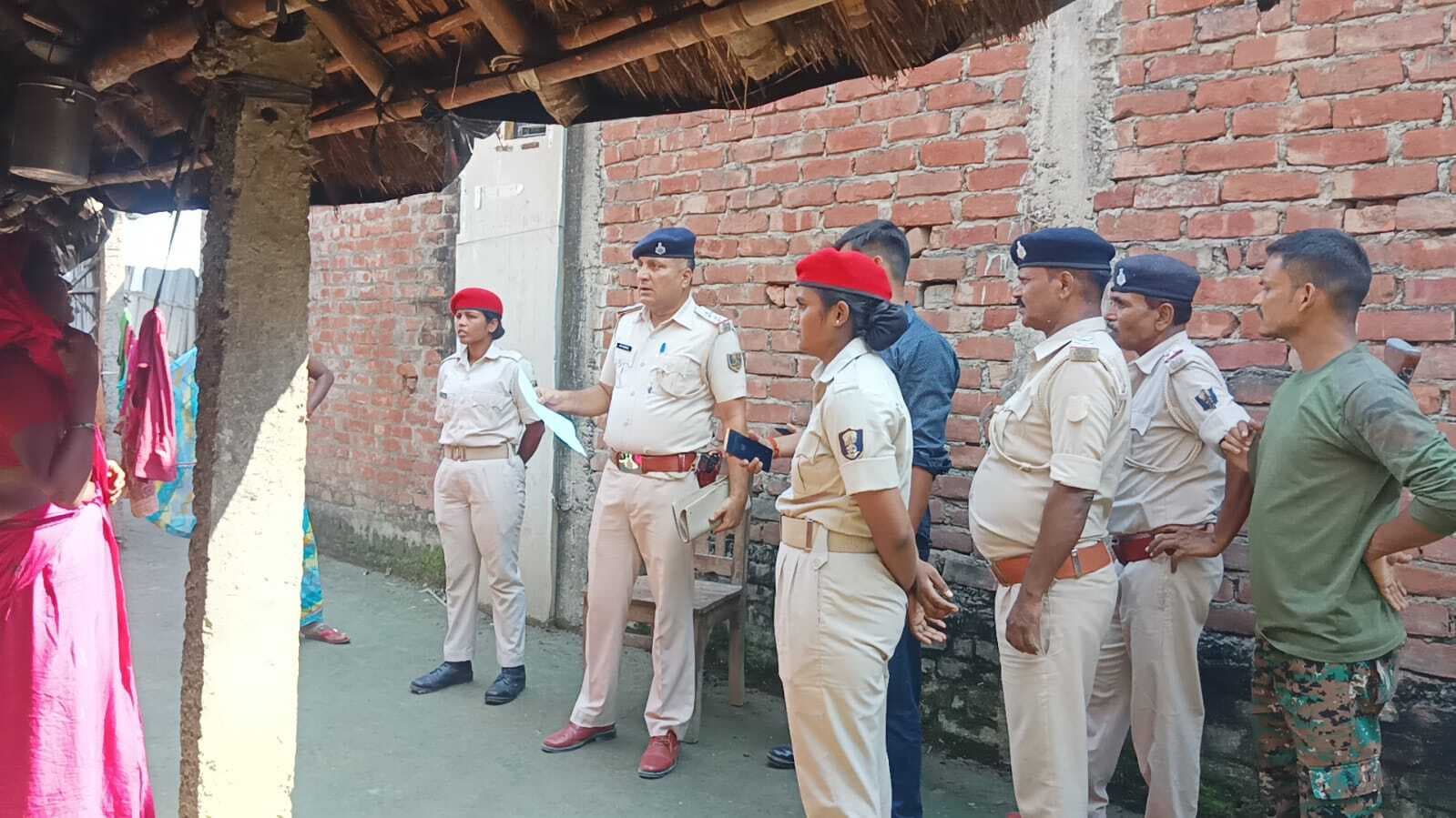 अलग-अलग जगहों पर तीन फरारी वारंटी के घर पहुंचकर पुलिस ने चश्पाया इश्तिहार, चुनाव पूर्व फरारी वारंटियों पर बढ़ी पुलिस की दबिश