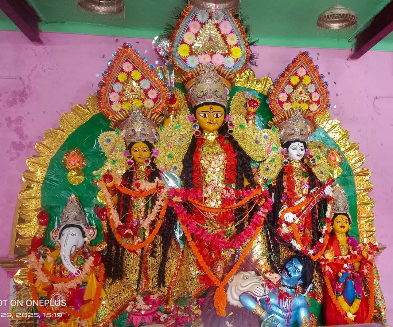 मंदिर का पट खुलते ही मां दुर्गा की प्रतिमा दर्शन के लिए उमड़ी श्रद्धालुओं की भीड़