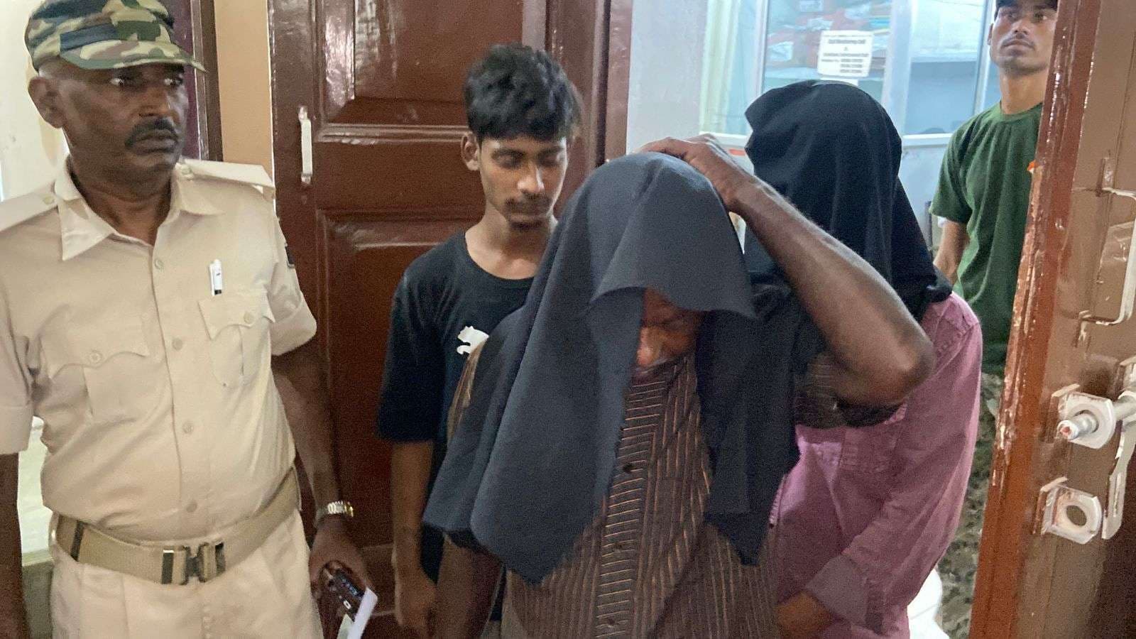 ई-रिक्शा से बैट्री चोरी करने वाले गिरोह का भंडाफोड़, तीन गिरफ्तार, 14 बैट्री बरामद