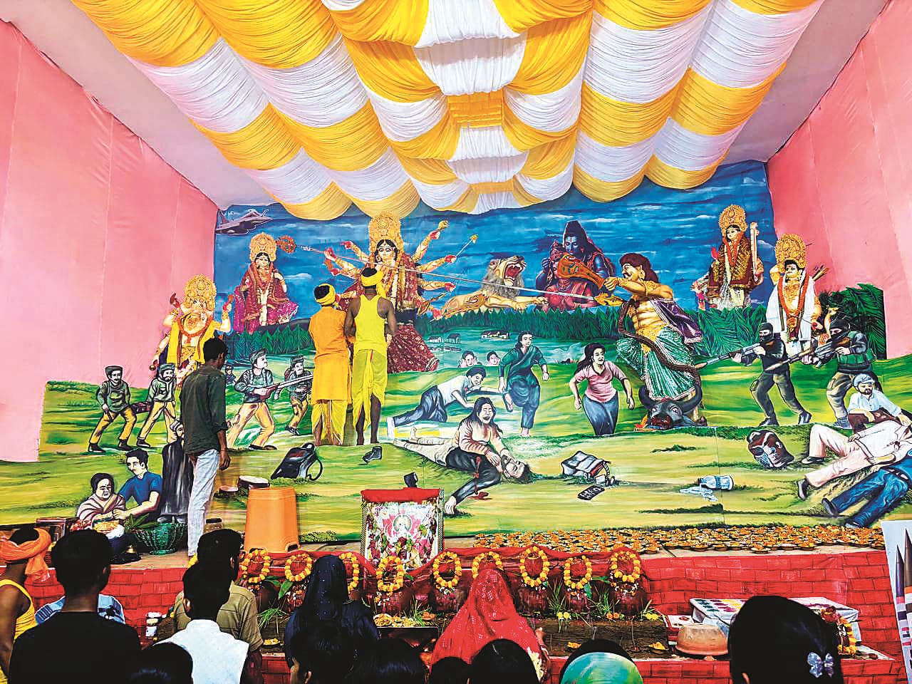 पंडाल में पहलगाम हमले की घटना को दर्शाया गया