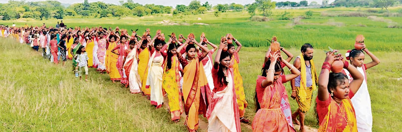 Seraikela Kharsawan News : 151 कन्याओं संग निकली कलश यात्रा