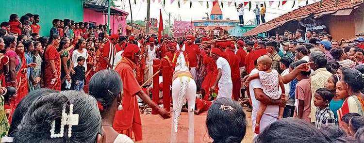 Seraikela Kharsawan News : विजयादशमी के दूसरे दिन अंगारों में नंगे पांव चलेंगे भक्त