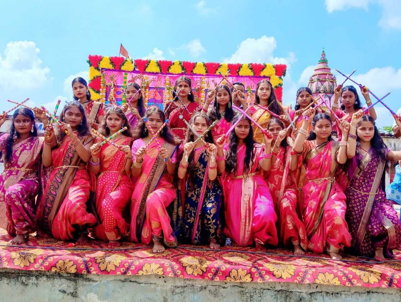 Giridih News :खोरीमहुआ में डांडिया,छात्राओं ने बांधा समा