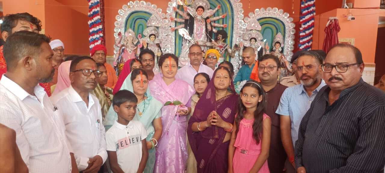 Giridih News :कल्पना सोरेन ने किया पूजा पंडालों का भ्रमण, की पूजा