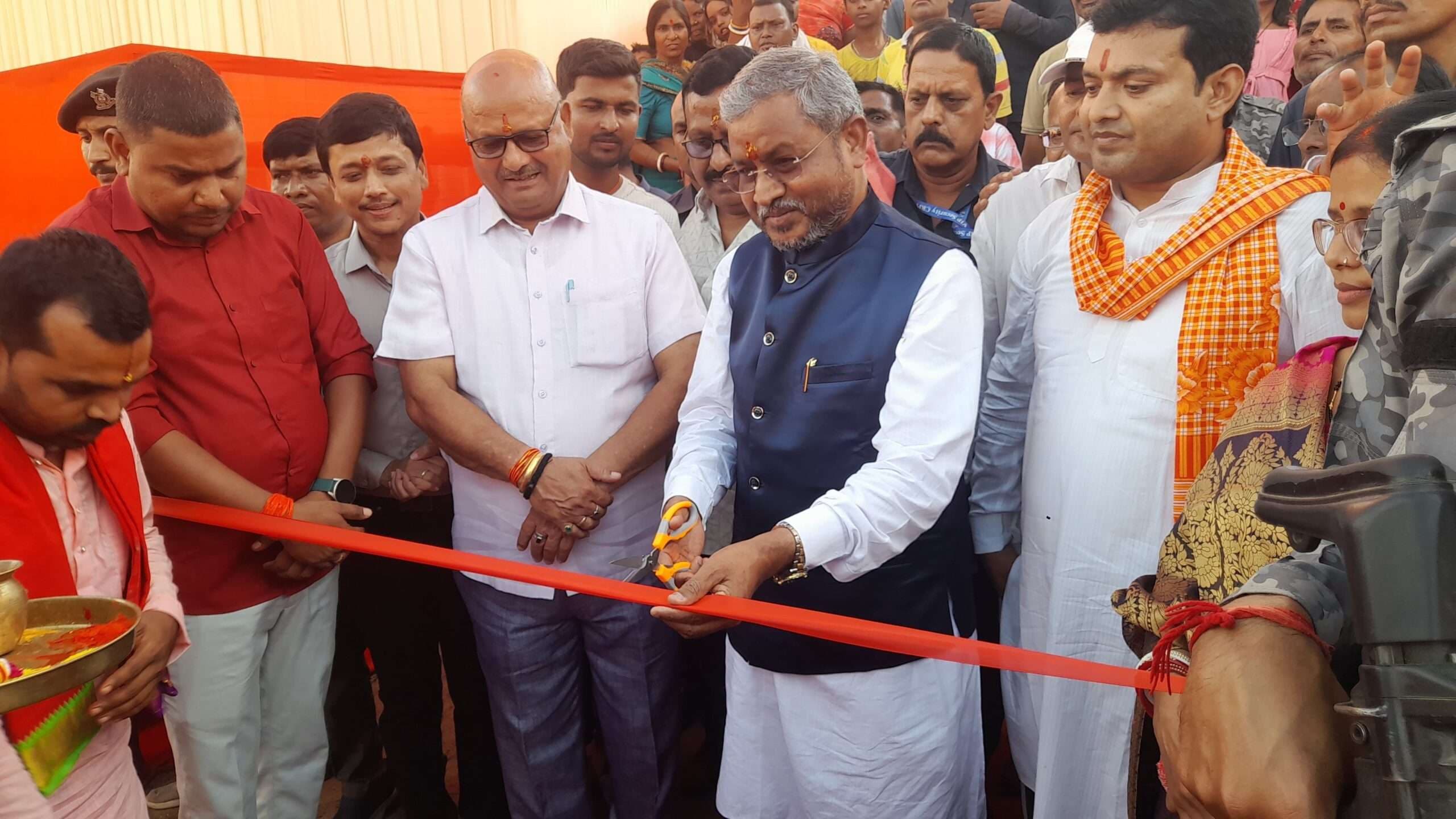 Giridih News :बाबूलाल मरांडी ने किया पूजा पंडाल का उद्घाटन