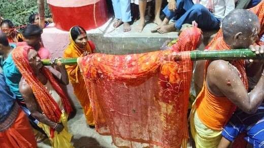 बारकोप दुर्गा मंदिर में नवरात्र के सप्तमी तिथि पर मां को दिया गया छहरा