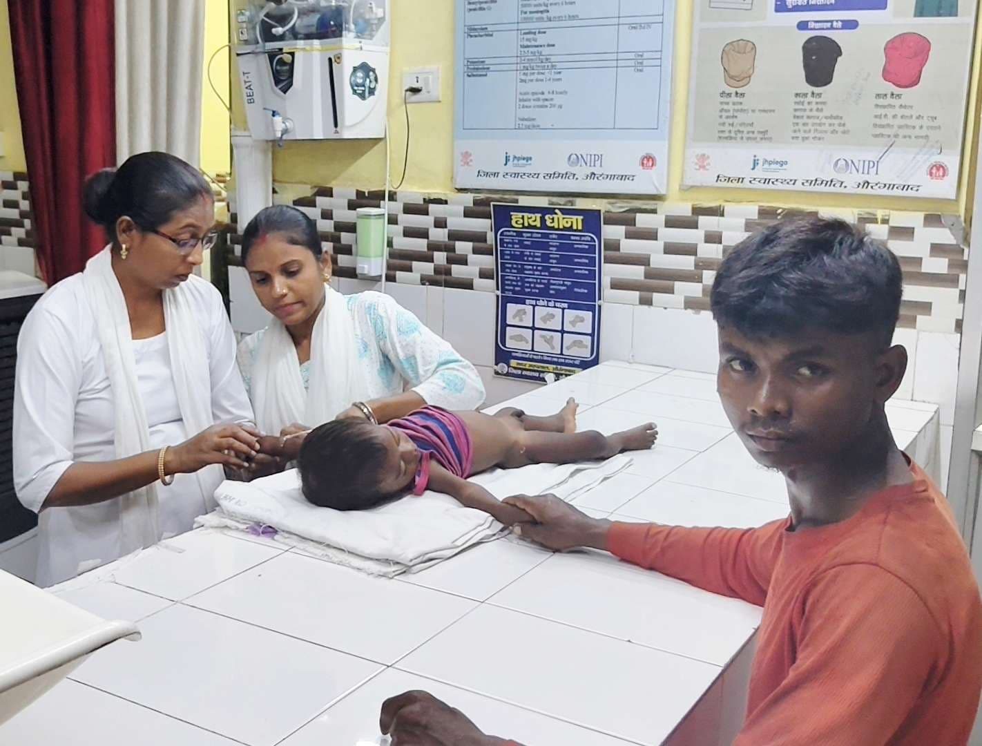 एक वर्षीय मासूम पर बस कंडक्टर ने फेंकी चावल की बोरी, दबने से हुआ घायल