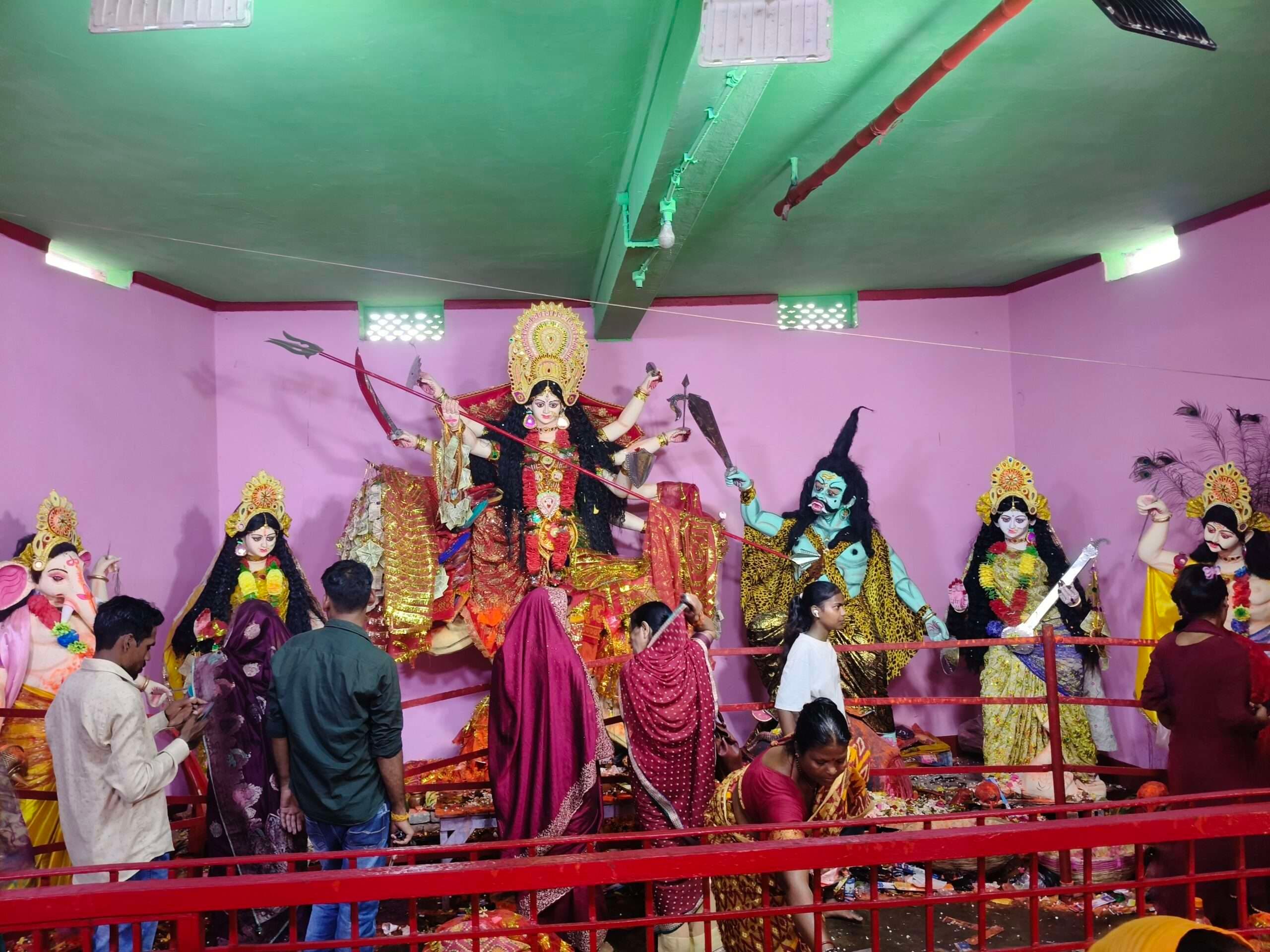 Motihari: अष्टमी पर उमड़ी श्रद्धालुओं की भीड़, जगह-जगह सजे भव्य पूजा पंडाल