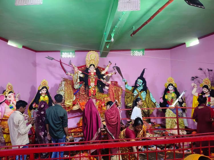 Motihari: अष्टमी पर उमड़ी श्रद्धालुओं की भीड़, जगह-जगह सजे भव्य पूजा पंडाल