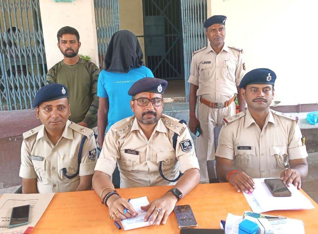 जमीन बेचने  के विवाद में बेटे ने टांगी से काटकर मां की हत्या की