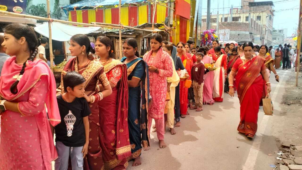 पूरे अनुष्ठान के साथ मां की आराधना में डूबे श्रद्धालु