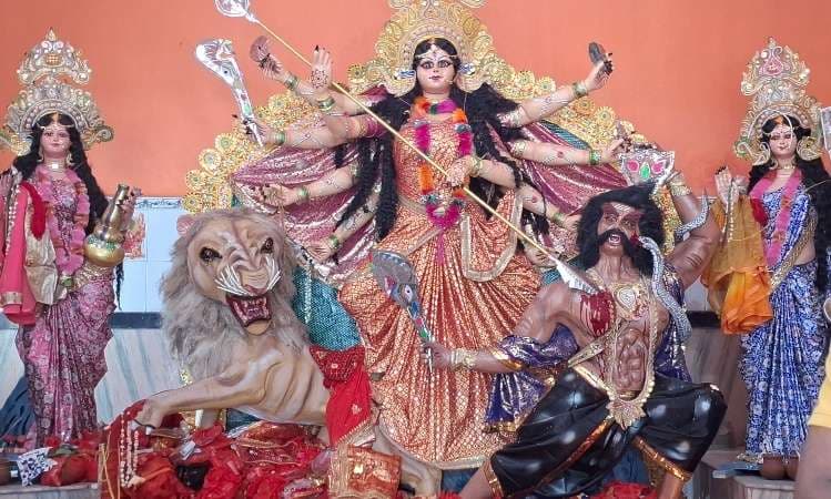 पट खुलते ही देवी के दर्शन के लिए मंदिरों तक पहुंचे श्रद्धालु