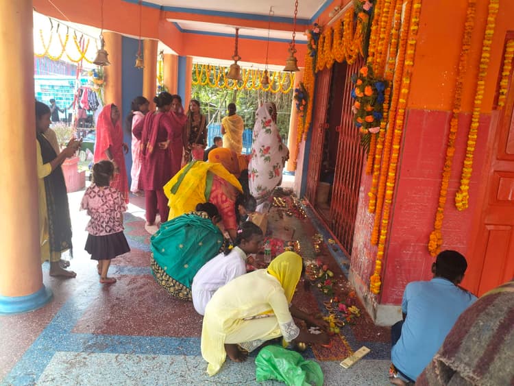 श्रद्धालुओं ने की मां महागौरी की पूजा-अर्चना