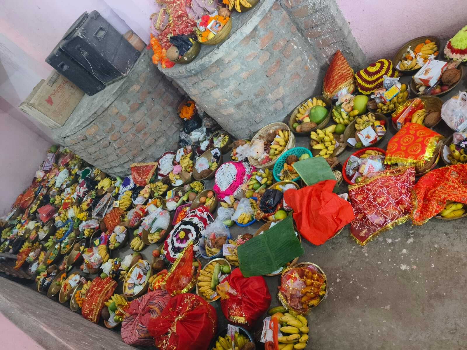 महाष्टमी पर पूजा के लिए मंदिरों व पंडालों में उमड़ी श्रद्धालुओं की भीड़