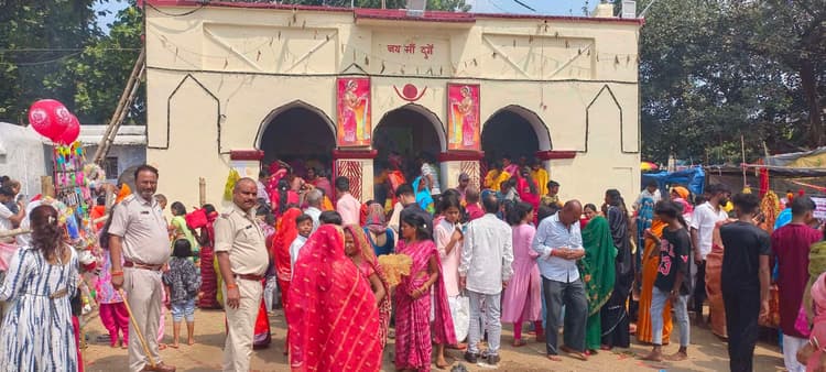 Deoghar news : महिलाओं ने माता के मंदिर में चढ़ाया डलिया, मांगी समृद्धि