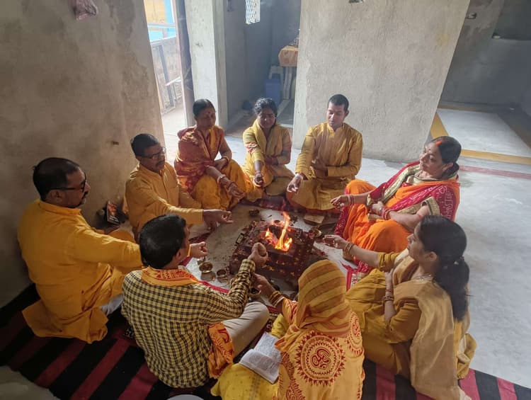 टेउसा बाजार में गायत्री महिला मंडल ने किया हवन-पूजन