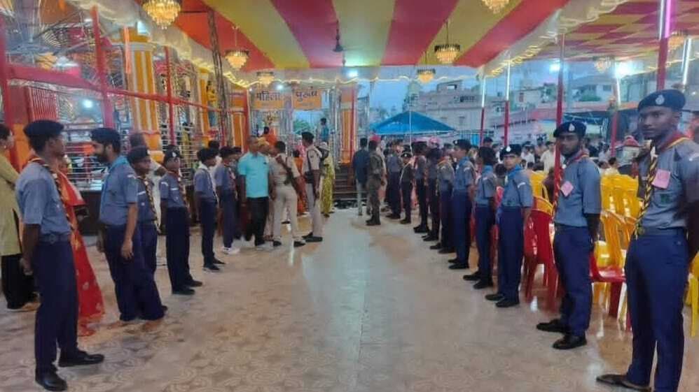 सार्वजनिक दुर्गा मंदिर में स्काउट-गाइड ने लगाया सेवा शिविर