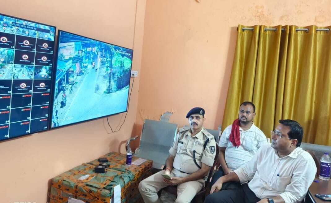 दुर्गापूजा में सुरक्षा के लिए सीसीटीवी निगरानी, एसडीओ व थानाध्यक्ष ने किया कंट्रोल रूम का निरीक्षण