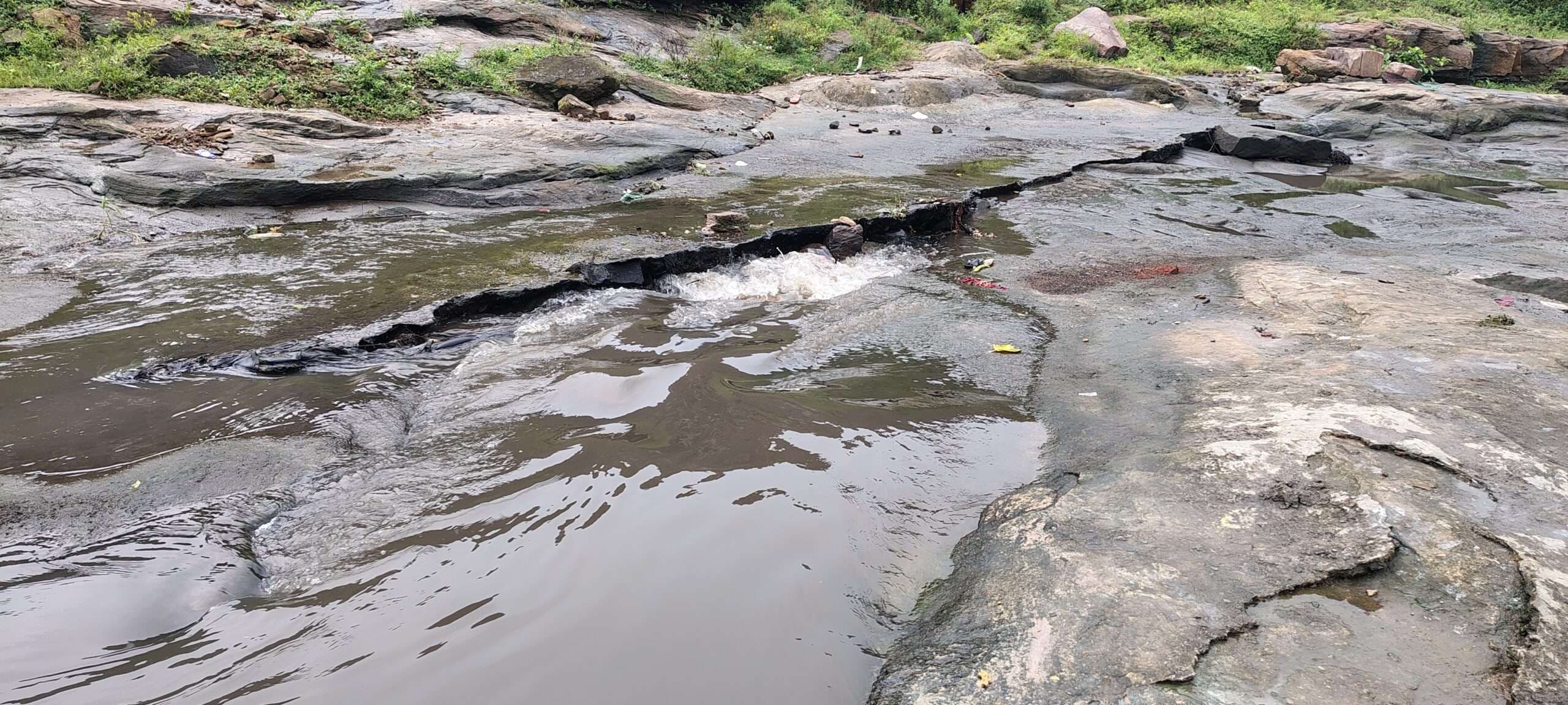 Dhanbad News : इतनी बारिश में भी एकड़ा जोड़िया में पानी नहीं, सब जा रहा है भूमिगत खदान में