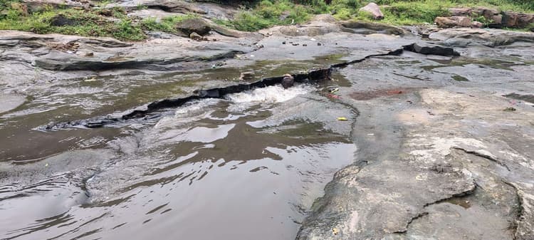 Dhanbad News : इतनी बारिश में भी एकड़ा जोड़िया में पानी नहीं, सब जा रहा है भूमिगत खदान में