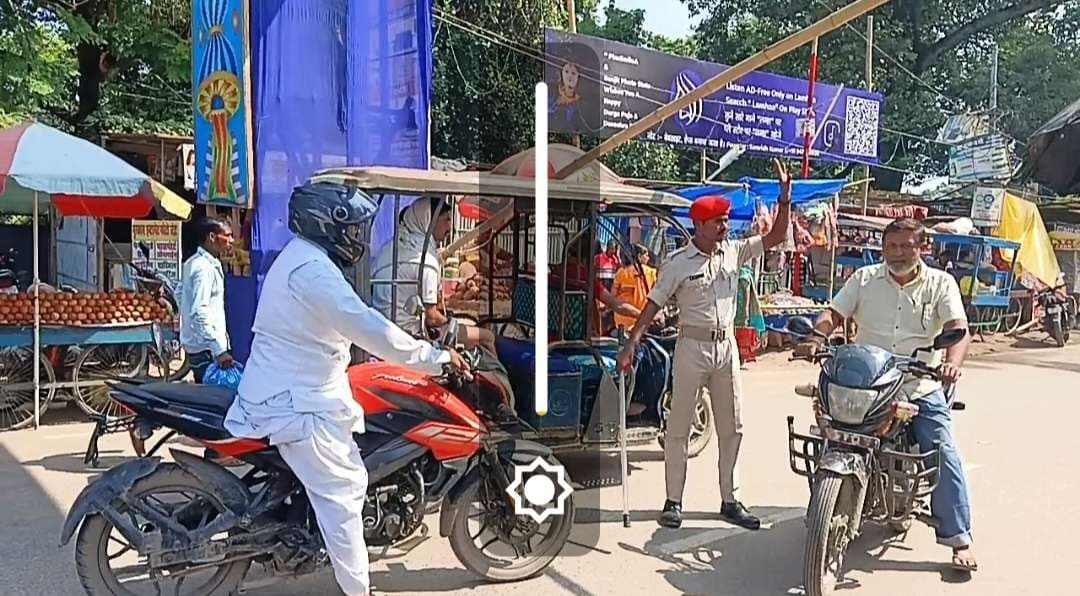 अपनी मर्जी से वाहन को पार कराते रहे जवान