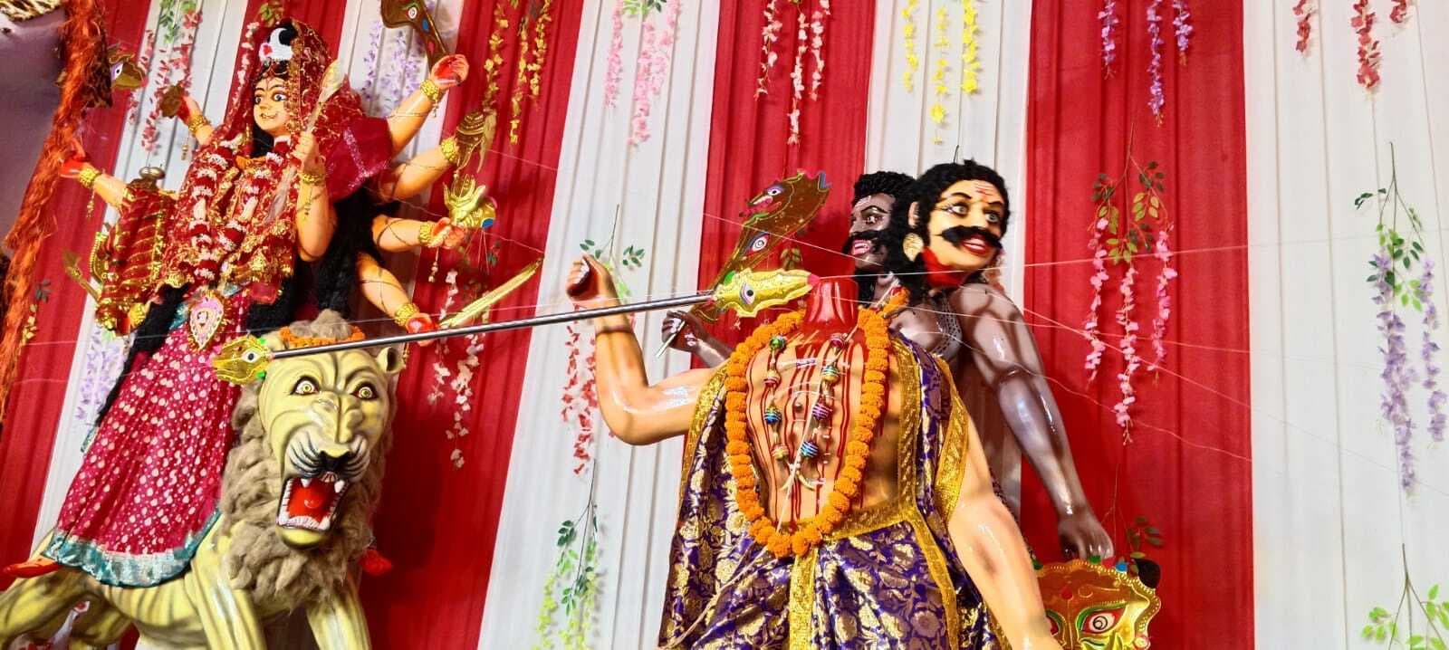नगरपालिका मैदान में मां दुर्गा की स्वचालित मूर्ति