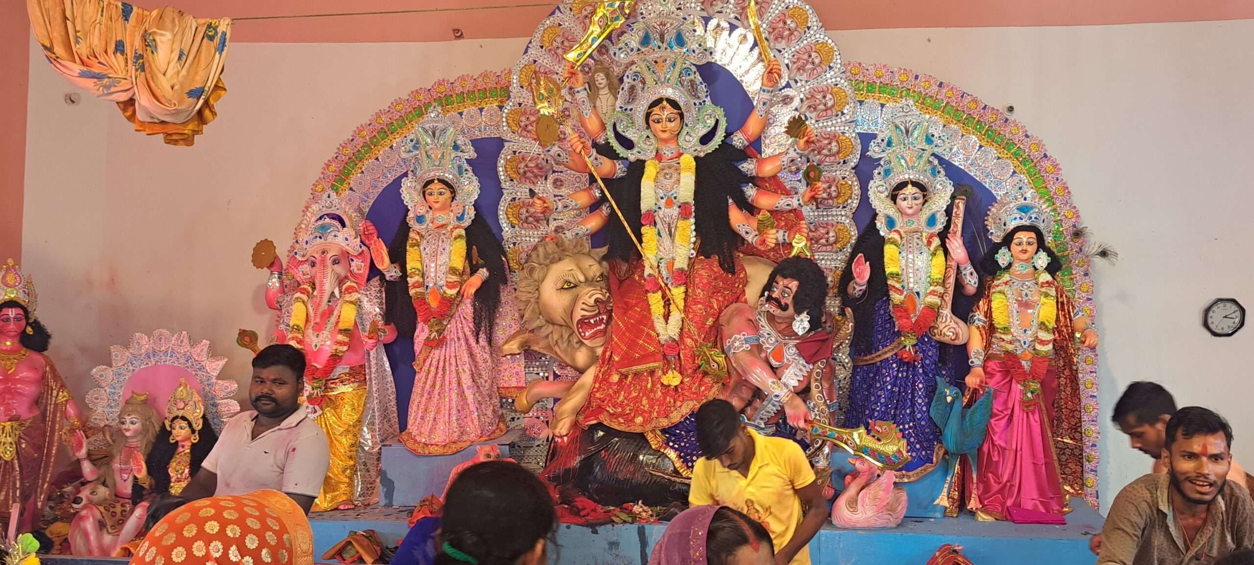 पट खुलते ही श्रद्धालुओं की उमड़ी भीड़, महाअष्टमी को मंदिरों में दिन भर लगी रही भीड़