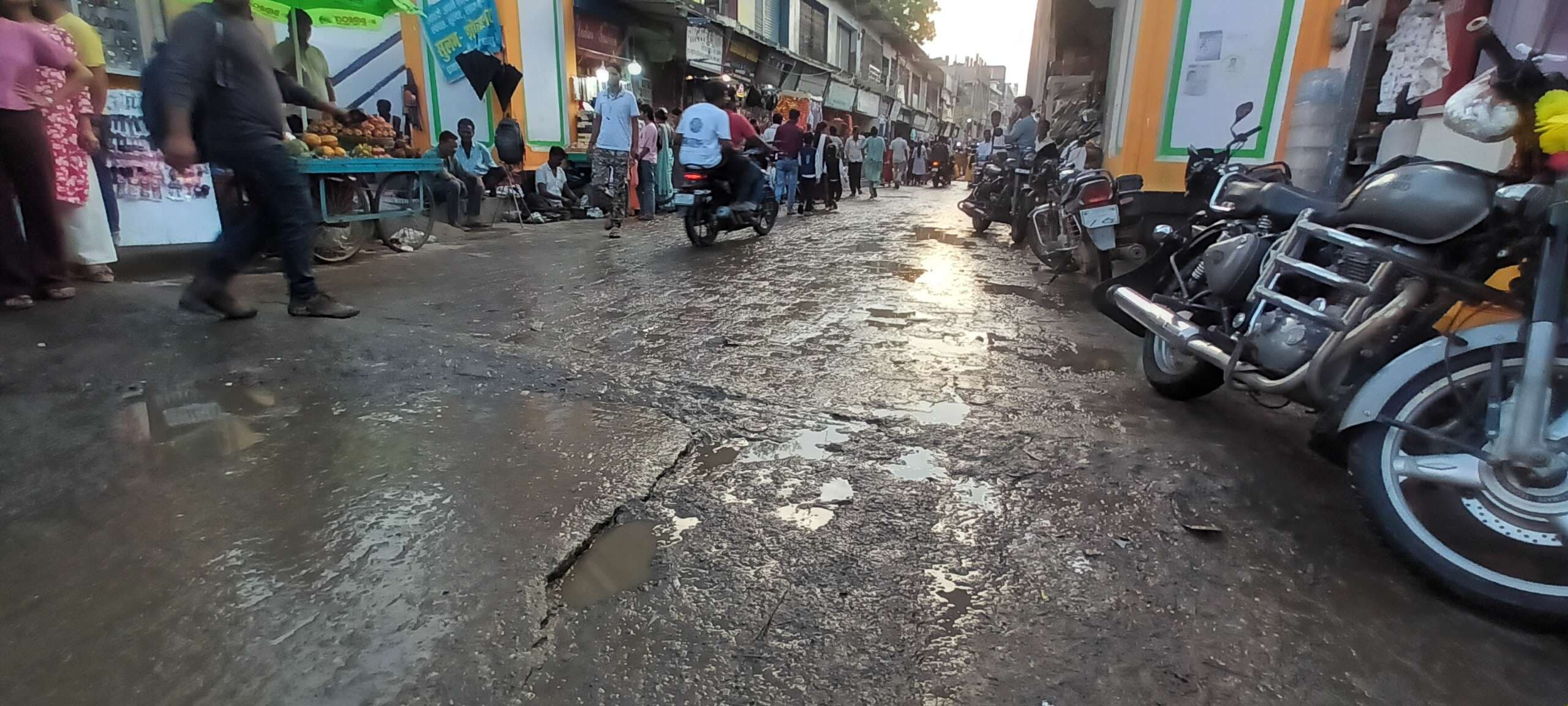 बारिश से सड़कें कीचड़मय