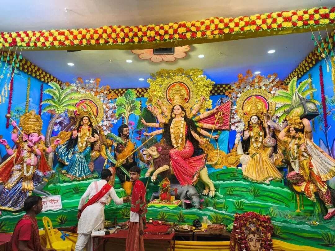 पट खुलते ही पूजा पंडालों में उमड़ी श्रद्धालुओं की भीड़