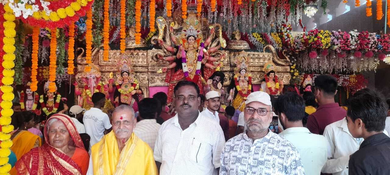 प्रतापगंज में महाअष्टमी पर उमड़ी श्रद्धालुओं की भीड़, खोइछा भरने की परंपरा निभाई