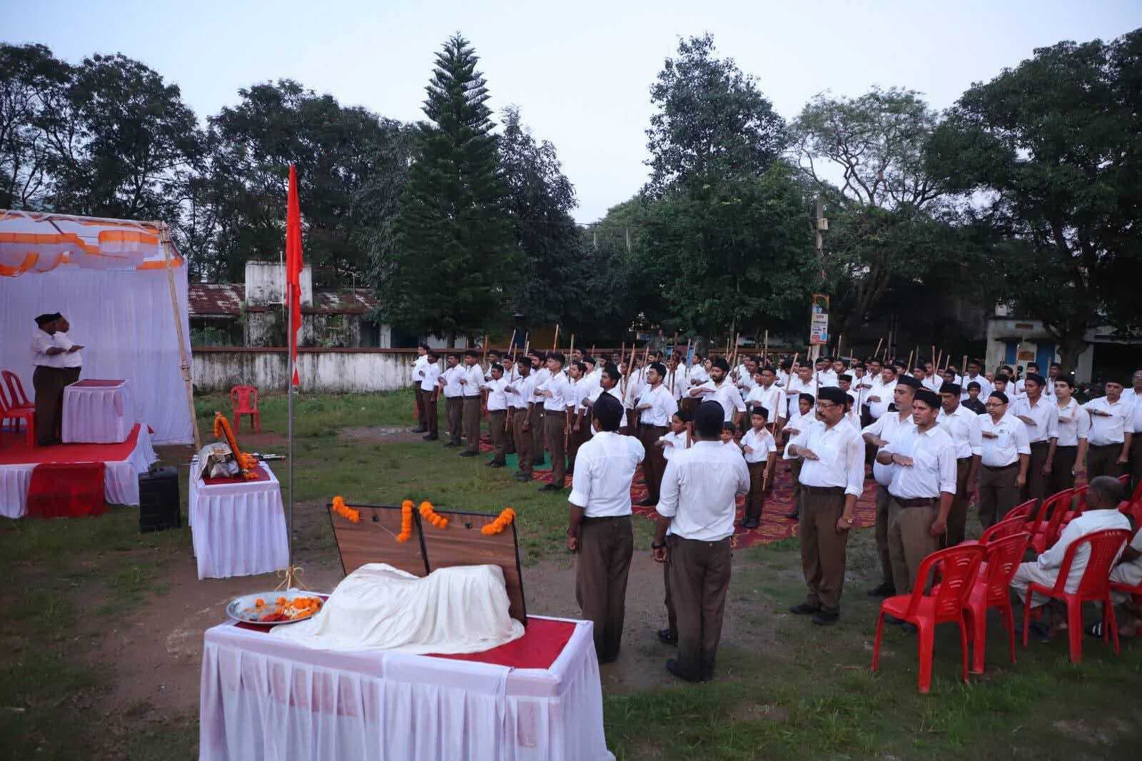 Jamshedpur news. संघ शताब्दी वर्ष पर टेल्को, बिष्टुपुर व आदित्यपुर से निकला पथ संचलन, पुष्प वर्षा भी