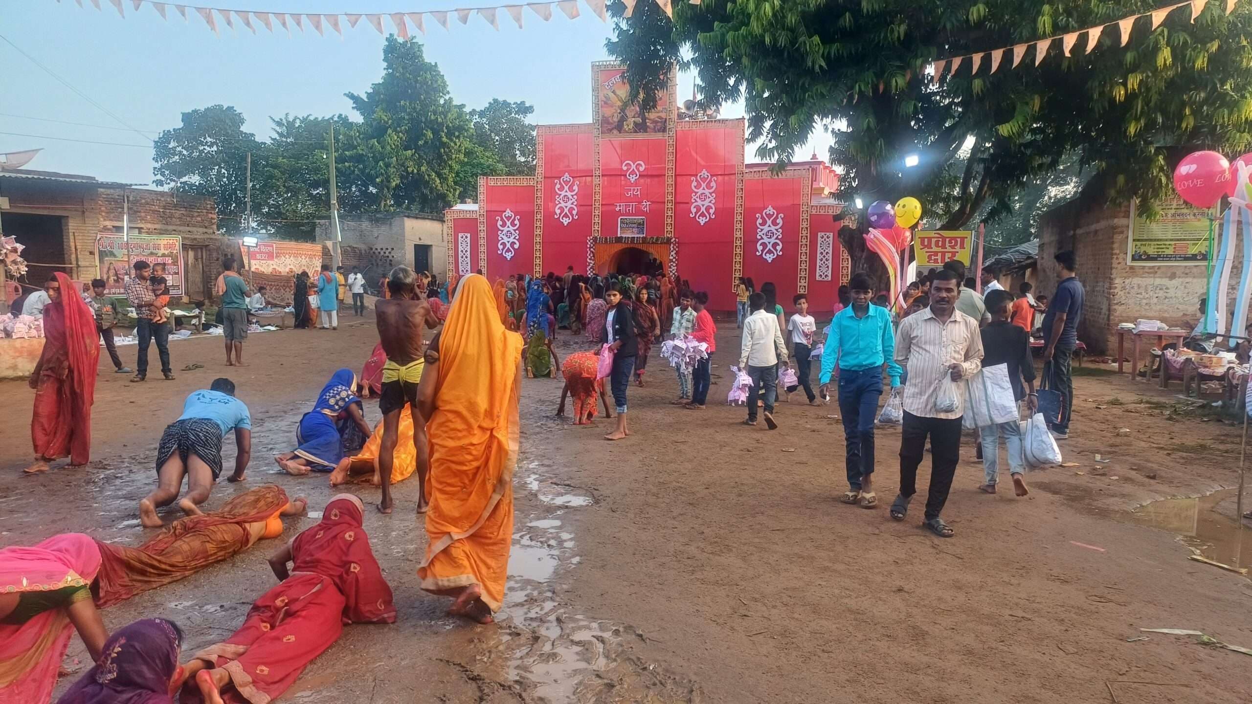 महाष्टमी के दिन श्रद्धालुओं ने दंडवत देकर की मां महागौरी की उपासना