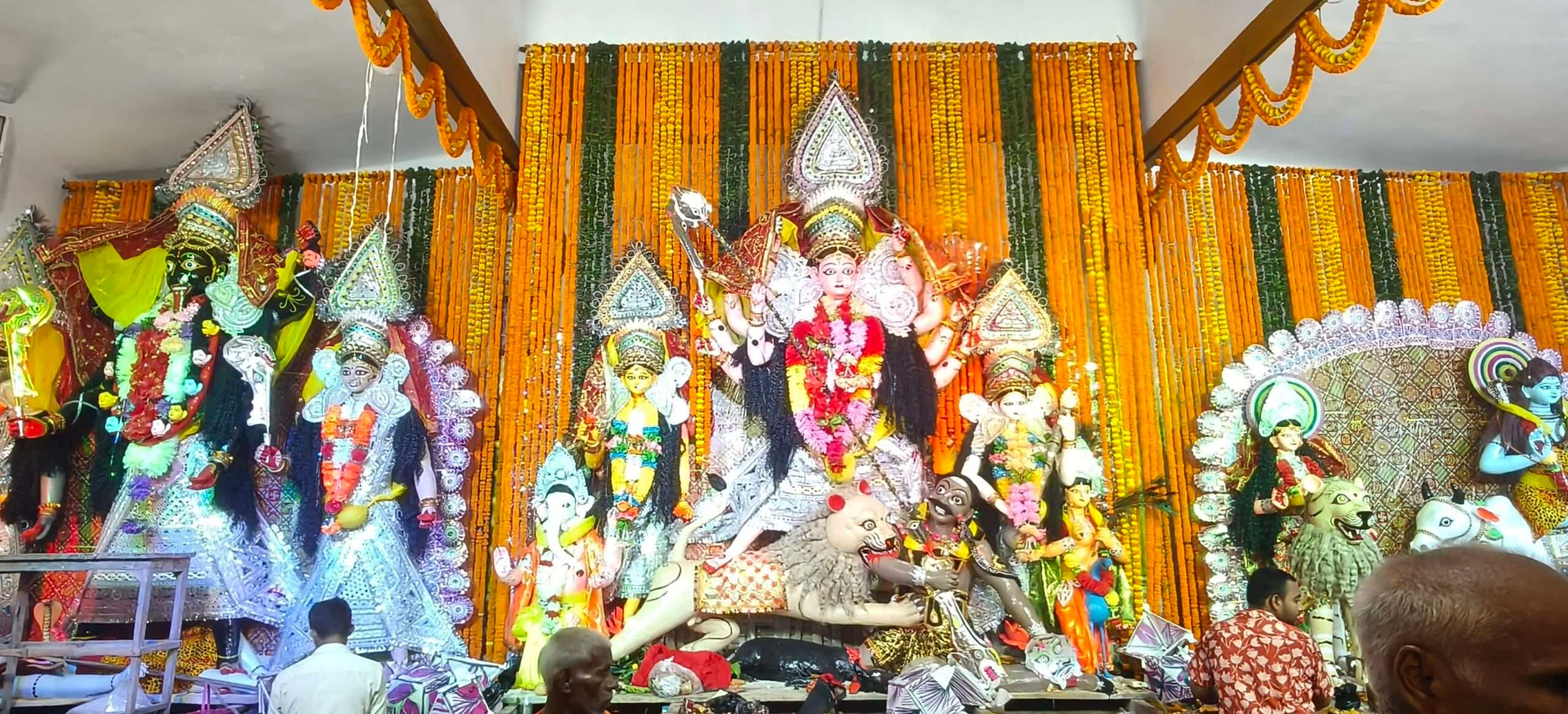 महाष्टमी पर उमड़ी श्रद्धालुओं की भीड़, प्रशासन ने किए कड़े सुरक्षा इंतजाम