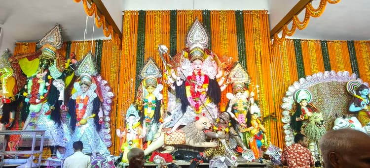 महाष्टमी पर उमड़ी श्रद्धालुओं की भीड़, प्रशासन ने किए कड़े सुरक्षा इंतजाम