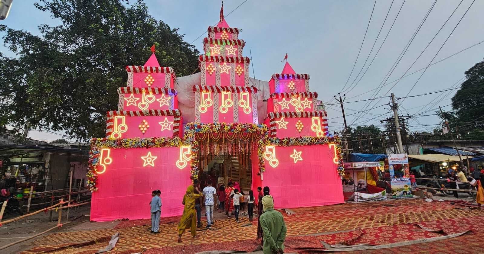 माता के दरबार में भक्त लगा रहे हाजिरी