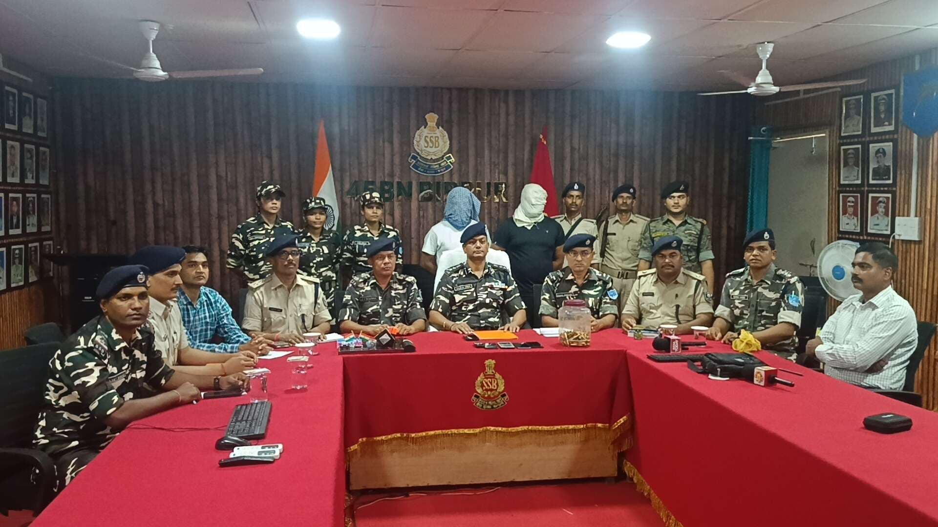 एसएसबी व पुलिस की संयुक्त कार्रवाई में 99 जिंदा कारतूस के साथ दो तस्कर गिरफ्तार
